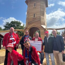 Spende und Freude beim Freibadfest: FC Bayern Fanclub „FeiernMitBayern“ übergibt 1.000 Euro